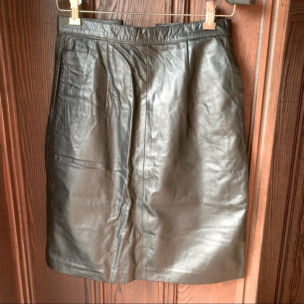 Genuine 100% Leather classic skirt in black - size small, (4)